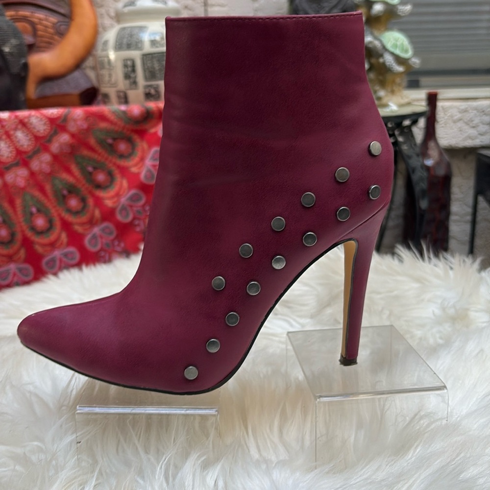 💜💜BURGUNDY POINTY TOE W/STUDS ANKLE BOOTS💜💜
